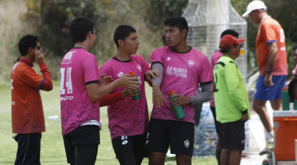 Los jugadores criollos se hidratan tras finalizar la práctica en Tumbaco. Foto: David Paredes / ÚN