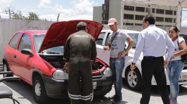 Representantes de patios de compra venta de autos de Quito se capacitaron para evitar adquirir carros adulterados. Foto: Alfredo Lagla / ÚN