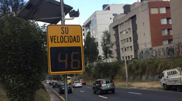 Mantenimiento del Radar de velocidad de la Mariscal Sucre y Mañosca. Foto: Paúl Rivas / ÚN