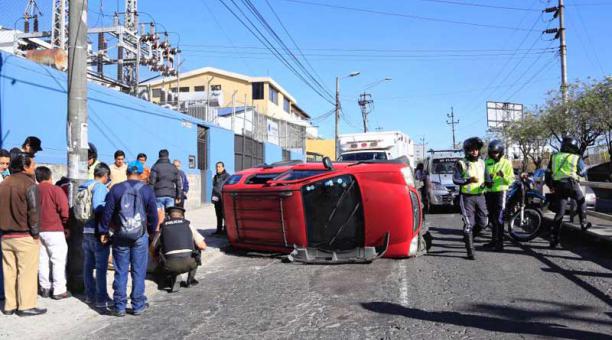 Cinco personas que viajaban en el auto fueron revisadas por miembros del Cuerpo de Bomberos. Foto: Alfredo Lagla / ÚN
