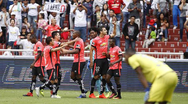 Los jugadores de Liga celebran su victoria ante el líder Delfín. Foto: Patricio Terán / ÚN