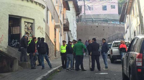 Operativo por el alcohol metílico que causó varias muertes ayer. Calle Briceño y los Ríos local. Foto: Paúl Rivas / ÚN