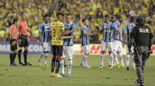 Los jugadores se saludan al final del partido en que Gremio venció 3-0 a Barcelona SC. Foto: Mario Faustos / ÚN