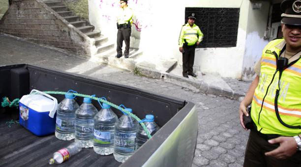 Operativo policial sobre el licor adulterado en San Blas, en el centro de Quito. Foto: Paúl Rivas / ÚN