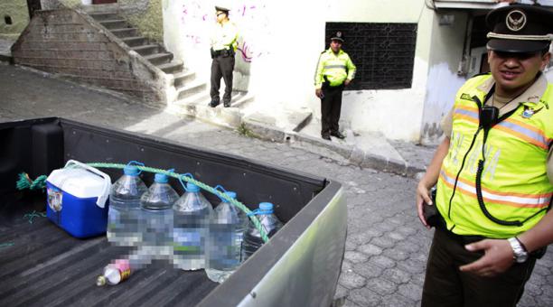 Operativo policial sobre el licor adulterado en San Blas, en el centro de Quito. Foto: Paúl Rivas / ÚN