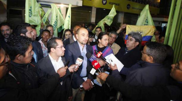 Miembros de Alianza País dan declaraciones a la prensa luego de una reunión en sus sede Foto: Vicente Costales / ÚN