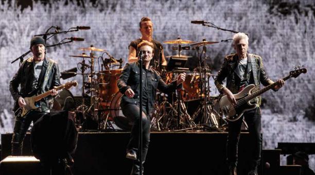 The Edge, Larry Mullen Jr., Bono y Adam Clayton de U2 actuando en The Joshua Tree Tour en NRG Stadium en Houston, Texas. Foto: AFP