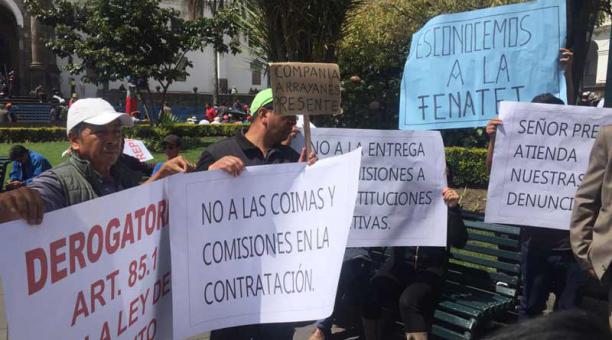 Los transportistas del servicio escolar permanecieron en la Plaza Grande para que el Gobierno escuche sus peticiones. Foto: Paúl Rivas / ÚN