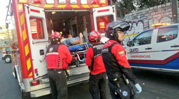 Se registran 3 personas heridas en caída de árbol ocurrida en el sector del Mercado Mayorista. Foto: Tomada de la cuenta Twitter @BomberosQuito