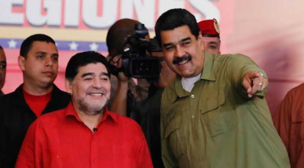 Diego Maradona y Nicolas Maduro se estrecharon la mano en el Palacio de Miraflores. Foto: EFE
