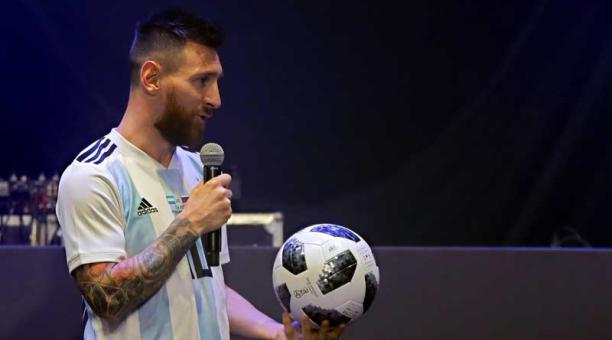 Lionel Messi presentó la pelota oficial del Mundial de Rusia 2018 en Moscú. Foto: EFE