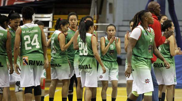 El equipo de baloncesto del LDU Real Bolívar que juega en la Liga Nacional. Las chicas son dirigidas por René Rodríguez. Foto: Patricio Terán / ÚN
