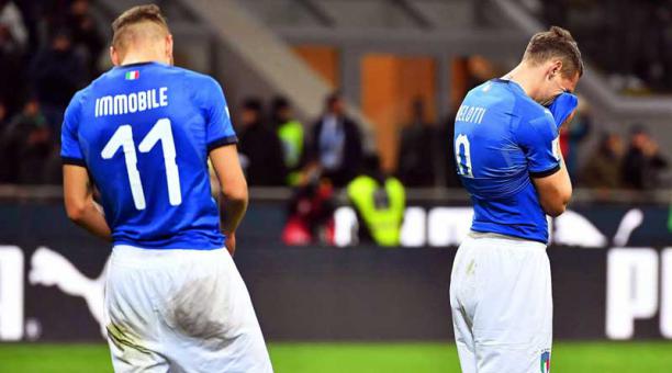 Los jugadores de la selección italiana Andrea Belotti (d) y Ciro Immobile (i) se lamentan tras no conseguir el pase al Mundial de Rusia 2018. Foto: EFE