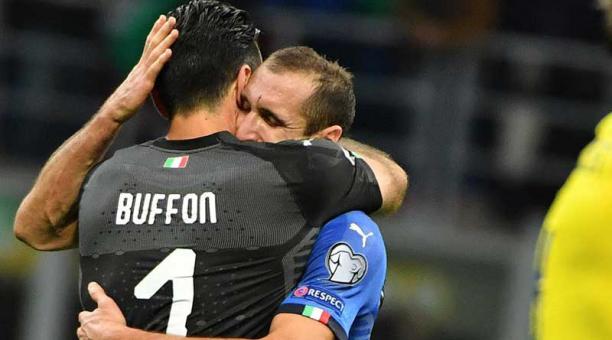 Los jugadores de la selección italiana, el arquero Gianluigi Buffon (i), y el defensa Giorgio Chiellini (2i) se lamentan luego de perder la clasificación al Mundial de Rusia 2018 al término del partido de fútbol de vuelta entre Italia y Suecia por la elim