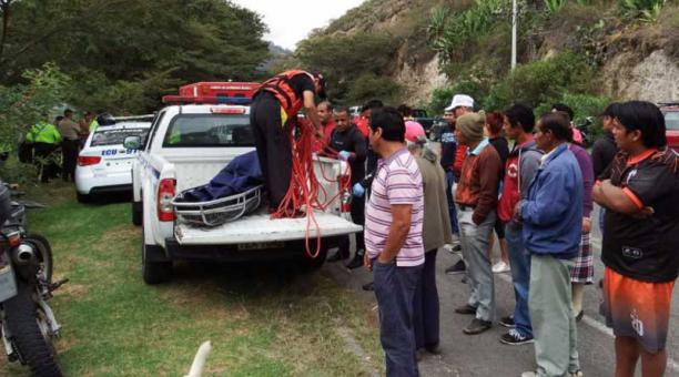 Policías sacaron el cuerpo del fallecido de la laguna de Yahuarcocha y lo trasladaron a la morgue del hospital de Ibarra. Francisco Espinoza/para ÚN
