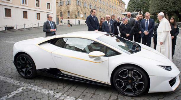El Papa recibe el regalo de la compañía automovilística italiana. Foto: AFP