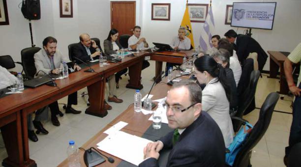 Lenín Moreno y su equipo económico revisan en Guayaquil el proyecto de Ley Económica Urgente. Foto: Enrique Pesantes / ÚN