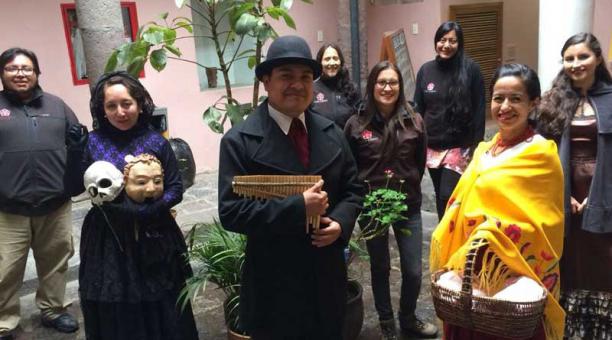 Integrantes de la Fundación Quito Eterno, representan a personajes tradicionales. Foto: Betty Beltrán / ÚN