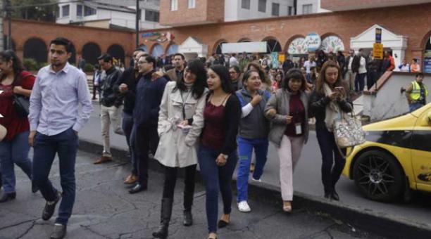 Un sismo de 6.2 grados en la escala de Ritcher se registró en Guayaquil. En Quito también se sitio el movimiento telúrico. Foto: Twitter @IGecuador. Foto: Alfredo Lagla / ÚN