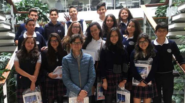 15 estudiantes y el profesor Francisco Cruz acudieron a EL COMERCIO. Foto: ÚN