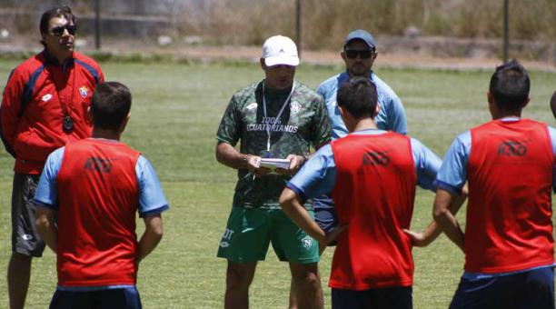Eduardo Favaro (centro) imparte instrucciones con sus jugadores. Foto: David Paredes / ÚN