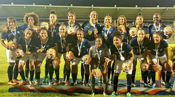 La delegación ecuatoriana de fútbol recibió la medalla en Santa Marta. Tomado del Ministerio del Deporte