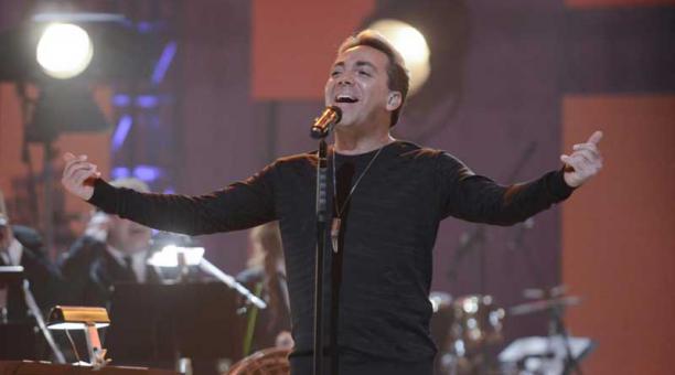 Cristian Castro interpretando el sencillo Enamorados. Foto: Tomada del portal oficial del cantante