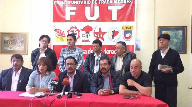 José Villavicencio, presidente del FUT, informó este miércoles 22 de noviembre que los trabajadores irán primero a la Corte Constitucional (CC). Foto: Alfredo Lagla / ÚN