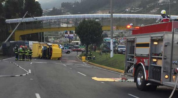 Dos carriles de la autopista en sentido Valle - Quito debieron ser cerrados mientras se realizaban las pericias tras accidente. Foto: Paúl Rivas / ÚN