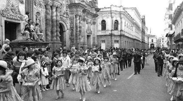 Un desfile por el Centro Histórico en 1989. Foto: Archivo
