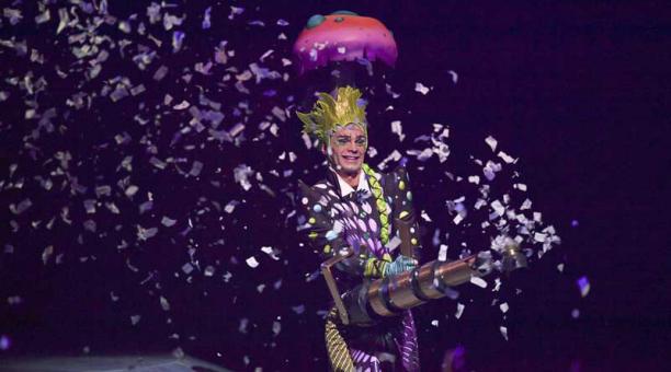 Artistas de la compañía de entretenimiento canadiense Cirque du Soleil actúan como parte del programa "Soda Stereo Sep7imo Día" durante el estreno en la Ciudad de México el 28 de noviembre de 2017. Foto: AFP