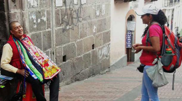 José Chóez vende artículos de uso personal cerca de San Agustín. Foto: Ivonne Mantilla/ÚN