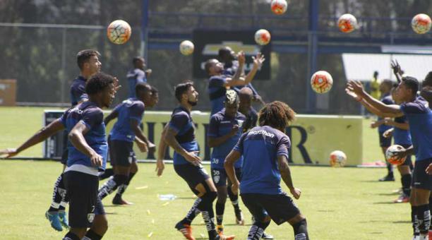 Los jugadores del Independiente del Valle, en la práctica de ayer en el complejo de Chillo Jijón. Foto: David Paredes / ÚN