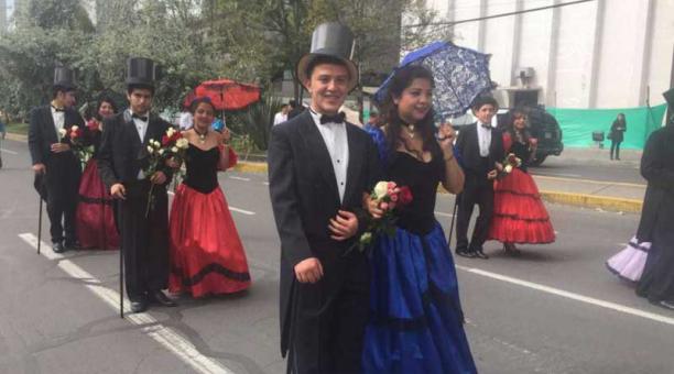 Estudiantes y gestores culturales participaron en el noveno desfile de Saludo a Quito. Foto: Eduardo Terán / ÚN