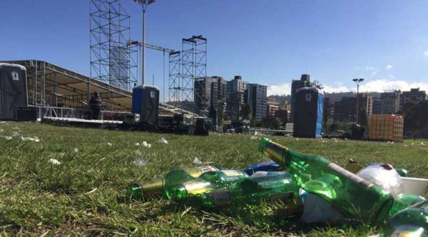 Desperdicios quedaron en el parque de La Carolina después del concierto de Quitonía. Foto: Paúl Rivas / ÚN