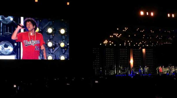 A las 21:30 una voz daba la bienvenida a Bruno Mars, en medio de gritos y la emoción del público ecuatoriano. Foto: Galo Paguay / ÚN