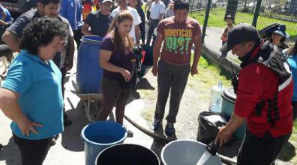 El alcalde de Quito, Mauricio Rodas,  dijo que será cuestión de horas para que el líquido vital vuelva a las casas de los moradores de los 162 barrios que se quedaron sin servicio. Foto: ÚN
