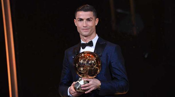 Cristiano Ronaldo recibió su quinto balón de oro. Foto: AFP