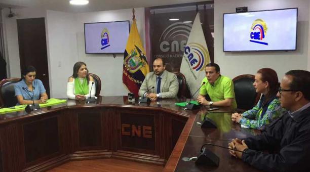 Alianza País acudió al Consejo Nacional Electoral (CNE). Foto: Julio Estrella / ÚN