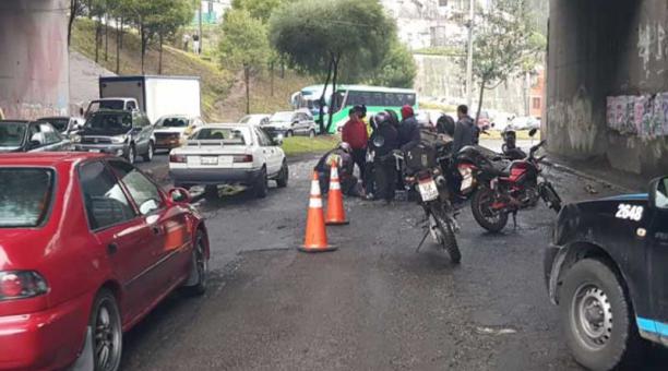 Un cierre vehicular sobre el Inca y Palmeras por incidente de tránsito. Foto: Tomado de la cuenta Twitter @AMTQuito