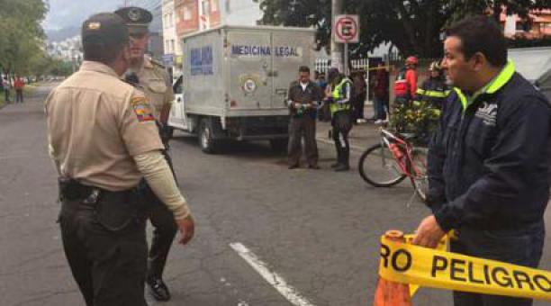 Personal de Medicina Legal realizó el levantamiento del cuerpo del ciclista que no ha podido ser identificado, pues no portaba documentos. Foto: Eduardo Terán/ ÚN