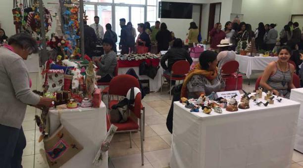 Feria de emprendimiento de mujeres autónomas se lleva a cabo en la U Andina. Foto: Paúl Rivas