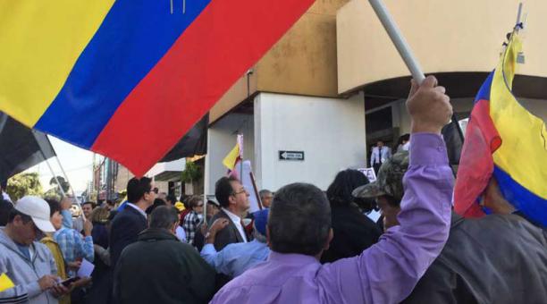 MIlitantes políticos a favor y en contra de Jorge Glas se concentraron en el norte de Quito. Foto: Paúl Rivas / ÚN