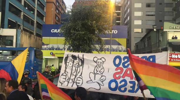 Manifestantes se concentraron en la afueras de la sede de Alianza País para celebrar la sentencia contra Jorge Glas. Foto: Paúl Rivas / ÚN
