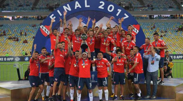 Independiente de Argentina levantó el trofeo de campeón de la Sudamericana en el Maracaná.