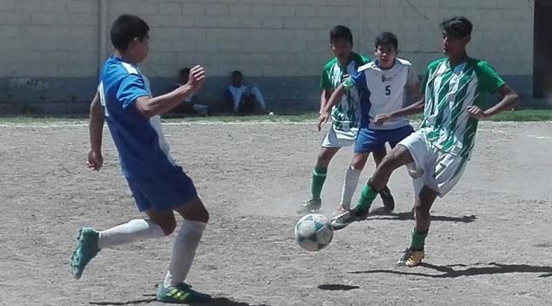 El delantero del Hermano Miguel intenta anotar en la canchita de la Liga Barrial México. Foto: Jetssael Orozco para ÚN