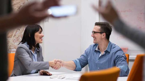 Un socio puede aportar con capital, conocimientos, habilidades y experiencias a una empresa. Foto: Ingimage