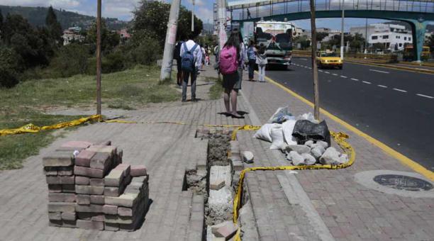 En la autopista General Rumiñahui las paradas de los buses fueron retiradas y siguen así. Foto: Alfredo Lagla/ÚN