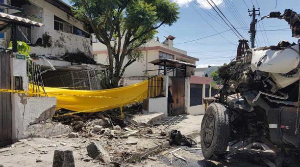 Choque de volqueta en el Pinar Alto que destruyó una casa en dicho barrio. Foto : Evelyn Jácome  / El Comercio