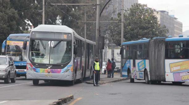 Agentes de tránsito realizando su labor en el centro de Quito. Foto: Alfredo Lagla / ÚN